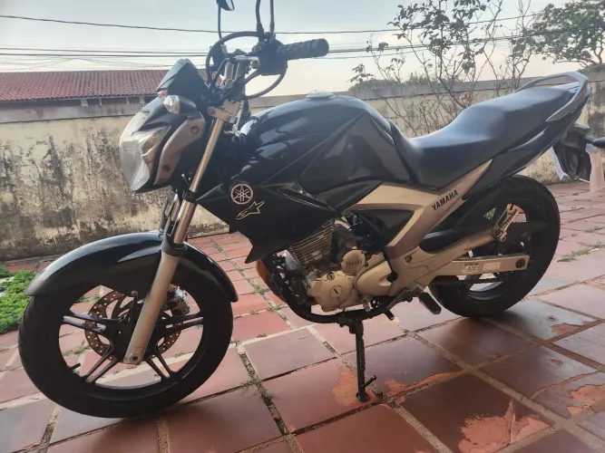Moto Fazer 250 ano 2015 com motor novo.