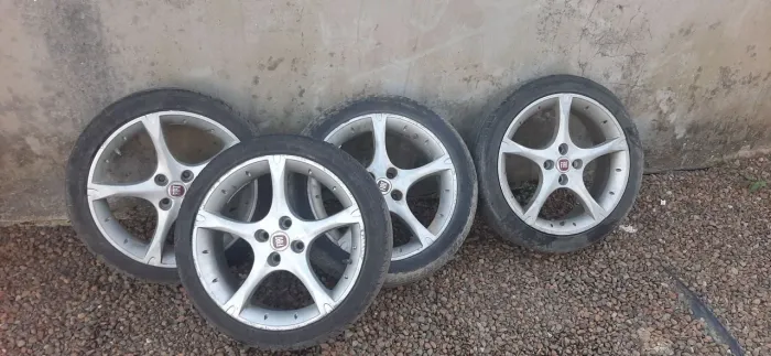 Vendo jogo de rodas 20 com peneus estava na l200 telefone *
