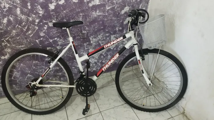 bicicleta branca Track & Bikes modelo Thunder aro 26 com cesta.