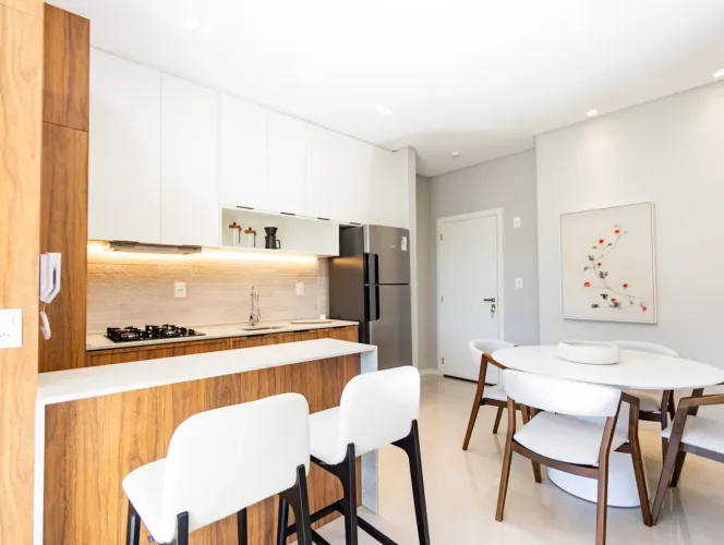 Apartamento Novo e Decorado com 2 Suítes e 2 Vagas Fazenda Itajaí