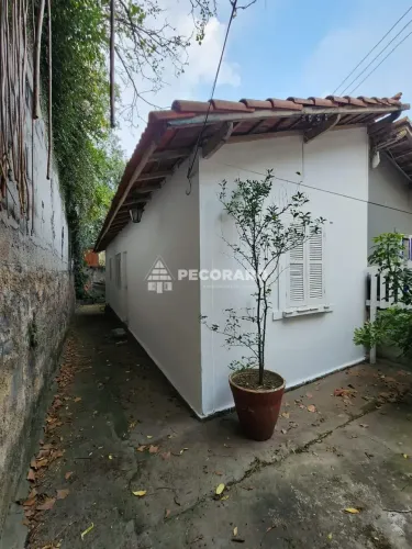 Casa de 40 m2 com 1 quarto com quintal, próxima à Praça das Corujas, para locação, na Vila
