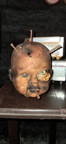 Cabeça de boneca macabra terror