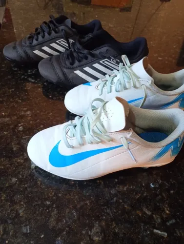Vendo 2 pares de chuteira infantil