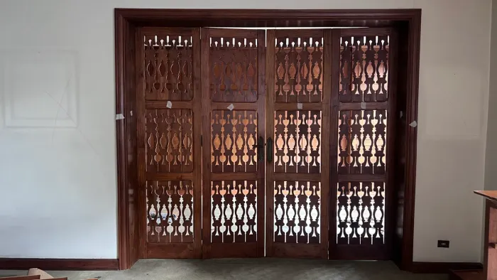 Vendo Porta de Madeira Maciça articulada em 4 folhas toda esculpida à mão!