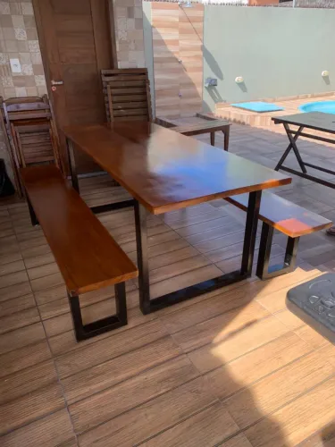 Mesa de madeira com base em metalon 