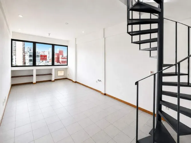 Sala Comercial Duplex com Terraço Privativo e Vaga de Garagem no Petrópolis