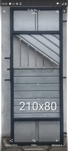 Portão de 2,10 por 80 com ferrolho