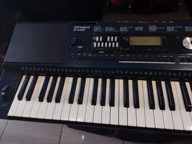 (TECLADO PROFISSIONAL SEMI-NOVO ROLAND E-X30 COM FONTE E MANUAL)