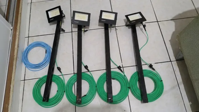 Kit 4 Refletores LED 50W Avant Bivolt + Hastes (Apenas 4 meses de uso!)