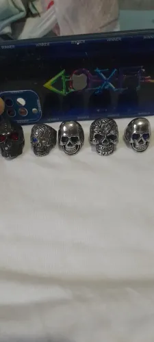Anéis de roqueiro caveira ?
