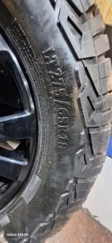 Vendo jogo de 4 rodas Aro 18 com furação 6x139,7 (padrão Gama 4x4).