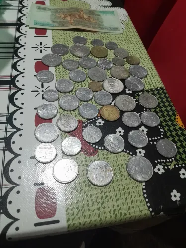 Coleção de moedas antigas com três células de cruzeiros em bom estado