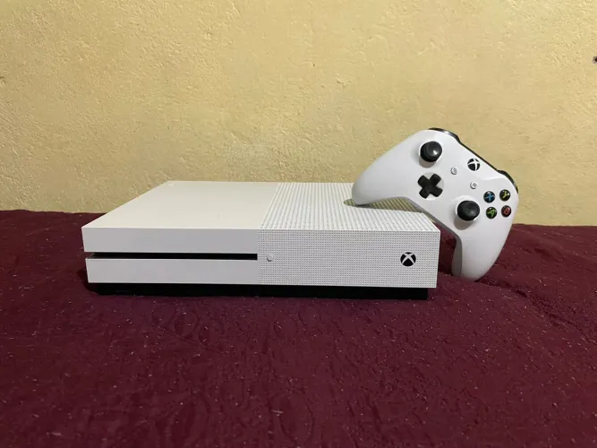 Xbox one S com controle semi novo