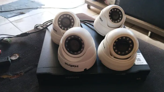 DVR com quatro câmeras semi novas