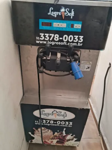 Máquina de sorvete logrosoft semi nova