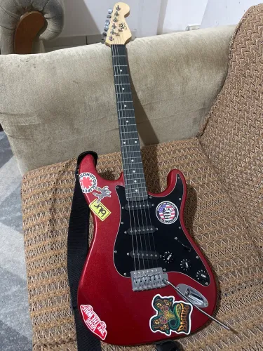 Guitarra vermelha e preta konig regulada
