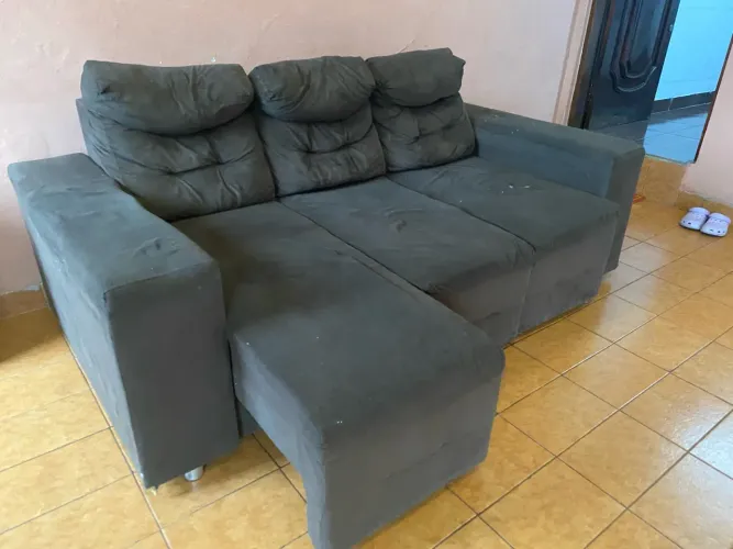 Sofá 3 lugares retrátil em suede marrom