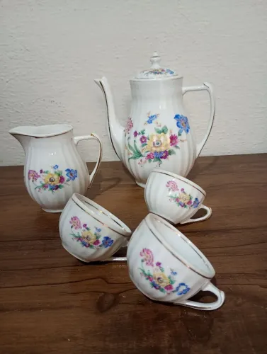 Jogo para café porcelana canelada Pozzani.