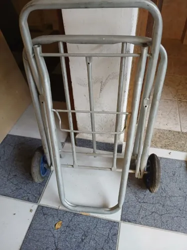 Carrinho de Carga Dobrável de Aço com Rodas - Resistente e Prático
