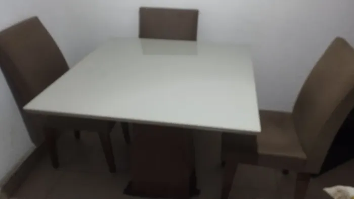 Vendo mesa com quatro cadeiras