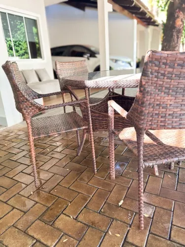 Mesa Redonda com 5 lugares para Área Externa (Fibra, Metal e Pedra)