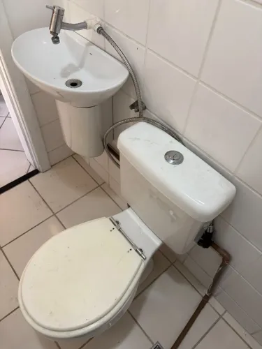 vaso sanitário com caixa acoplada marca Deca