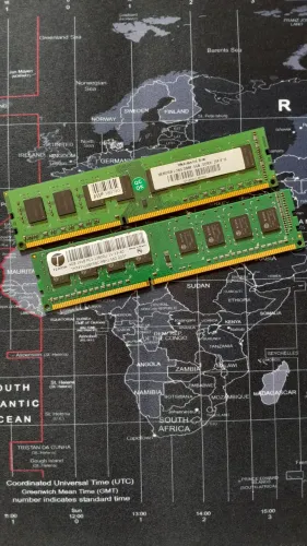 2 memórias ram de 4 gigas ddr3 1600 mhz