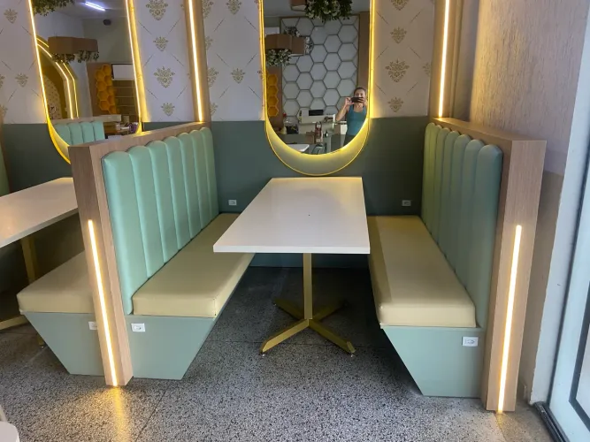 Kit com 8 poltronas verde e amarelo com mesas de MDF sendo o pé de metalon 