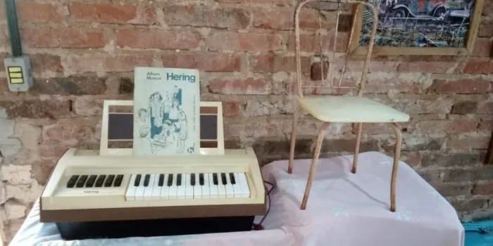 Piano eletrico infantil com cadeira antigo