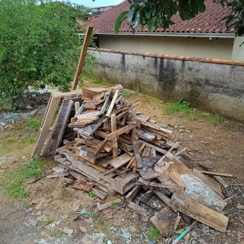 Doa-se sobra de madeiras de construção