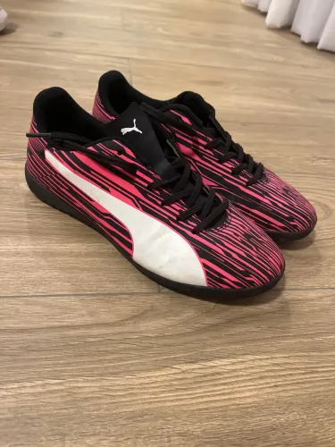 Chuteira Puma Rapido III BDP Futsal Preta e Vermelha