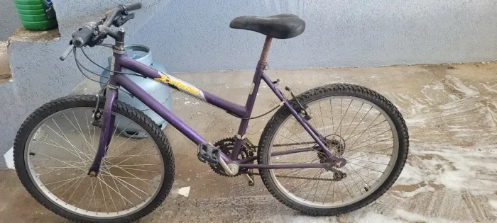 Vendo uma bicicleta aro 24 com marcas de uso está bem conversada. 