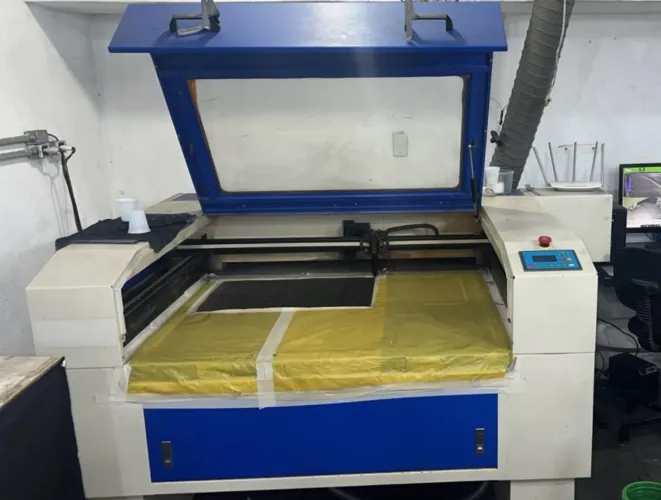 Máquina de corte a laser