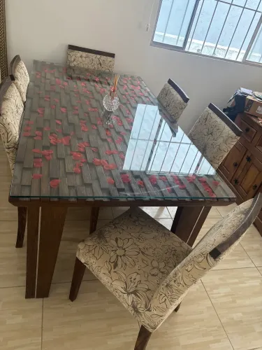 Mesa com seis cadeiras madeira de demolição