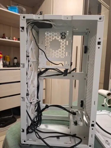 Gabinete Corsair 2000D