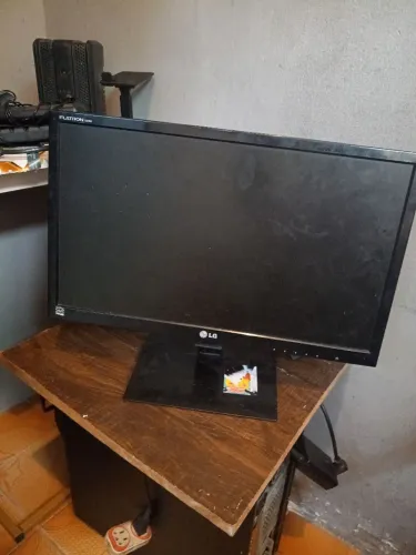 Vende-se monitor da LG FLATRON. e2060 novíssimo em ótimo estado sem nenhum defeito