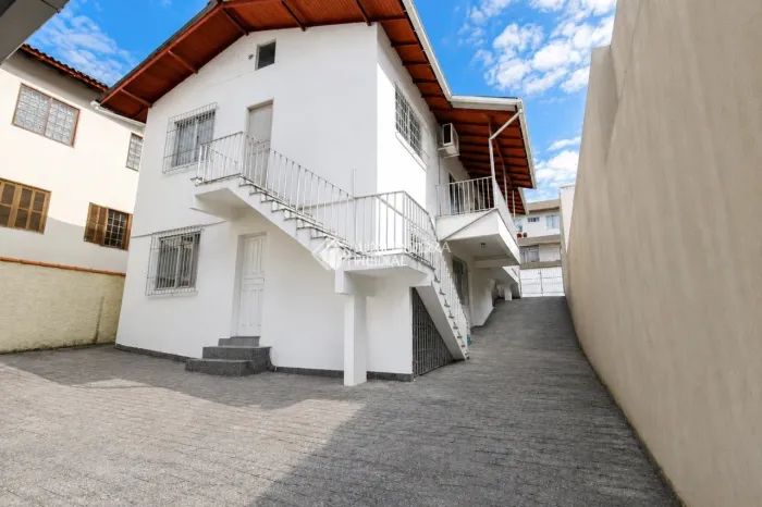 Casa com 8 Quartos e 4 Vagas na Trindade | Próxima à UFSC e Excelente para Investimento