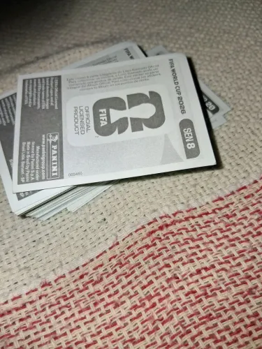 Vendo figurinha da Copa do Mundo avulsa um real cada uma e do brasil 2 reais