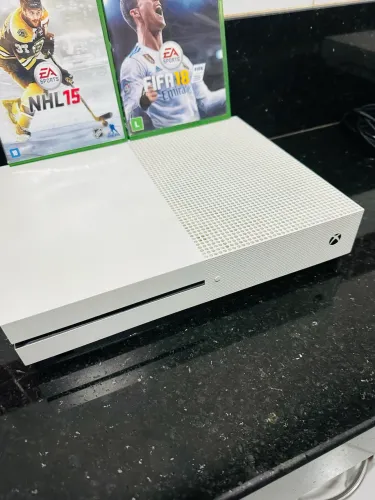 XBOX ONE S - 500 GB ( CHEIRA NOVO ) 