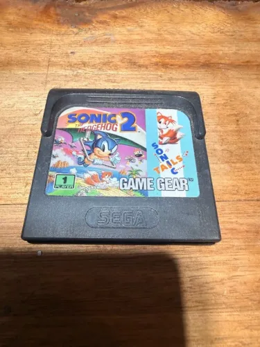 cartucho original do jogo Sonic the Hedgehog 2 para o console portátil Sega Game Gear