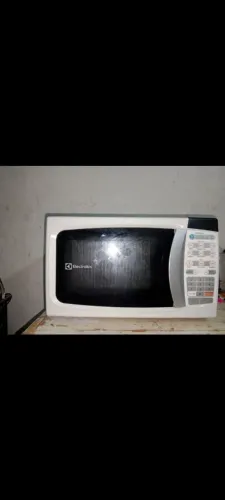 Microondas Eletrolux de 20 litros