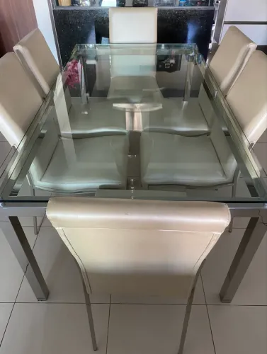 Mesa retangular, de vidro, com 6 cadeiras.