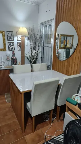 Mesa de jantar 4 cadeiras e 1 aparador