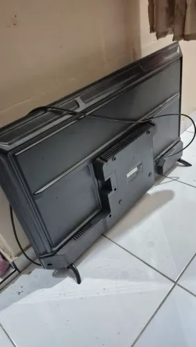 TV DE 40 POLEGADA + CAIXA AMPLIFICADORA PARA CONCERTO OU RETIRADA DE PEÇAS.