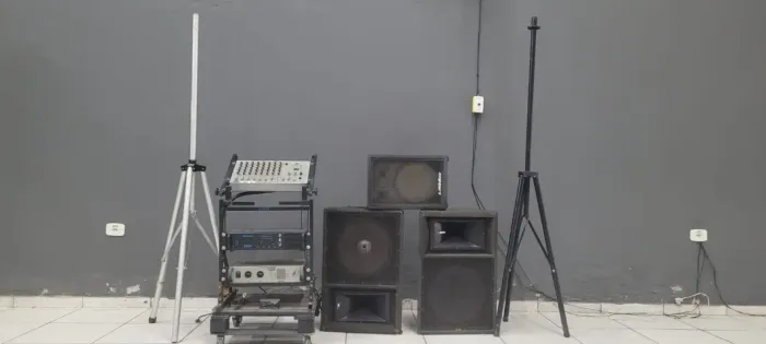 MESA DE SOM COM 2 CAIXAS E 2 PEDESTAIS