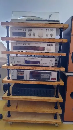 Aparelhos de som com rack e caixas
