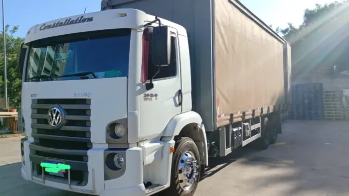 Caminhão VW/24.250 6x2 Baú (16 Paletes) truck ano 2010, em perfeito estado de conservação.