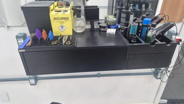 3 Bancadas de barbearia ou penteadeiras com gavetas