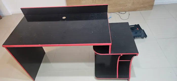 Mesa de Computador Gamer com Espaço para Gabinete e Dois Monitores.