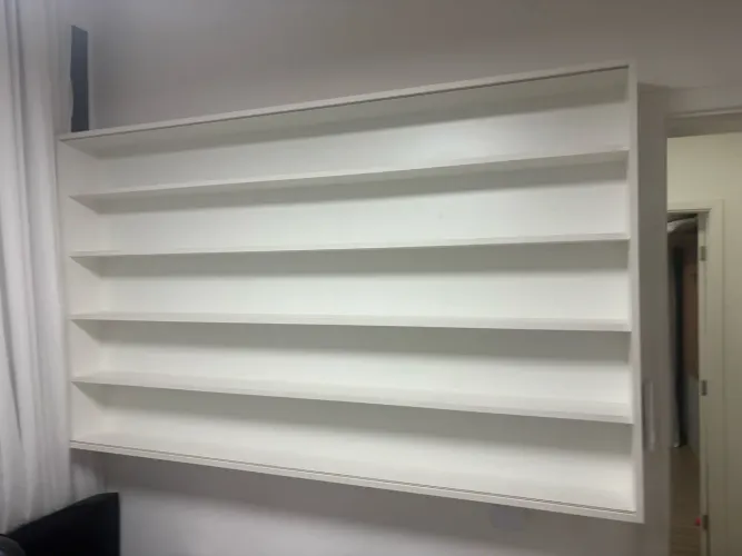 Armário com ninchos para coleções